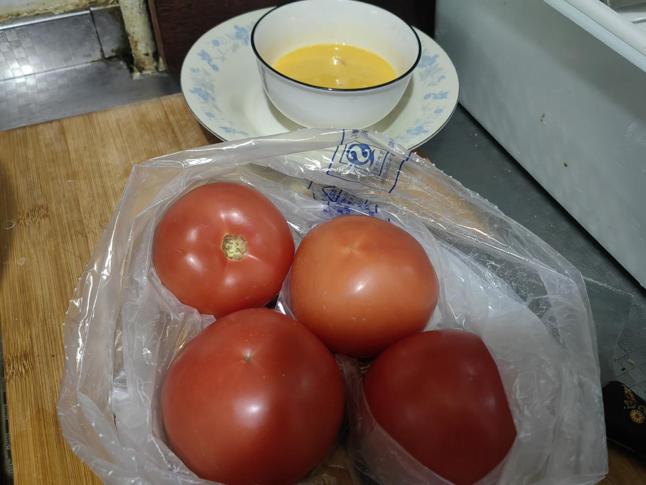 无论是春夏秋冬，面条都是我们河北人喜欢吃的面食，而我们家更偏爱西红柿打卤面。一