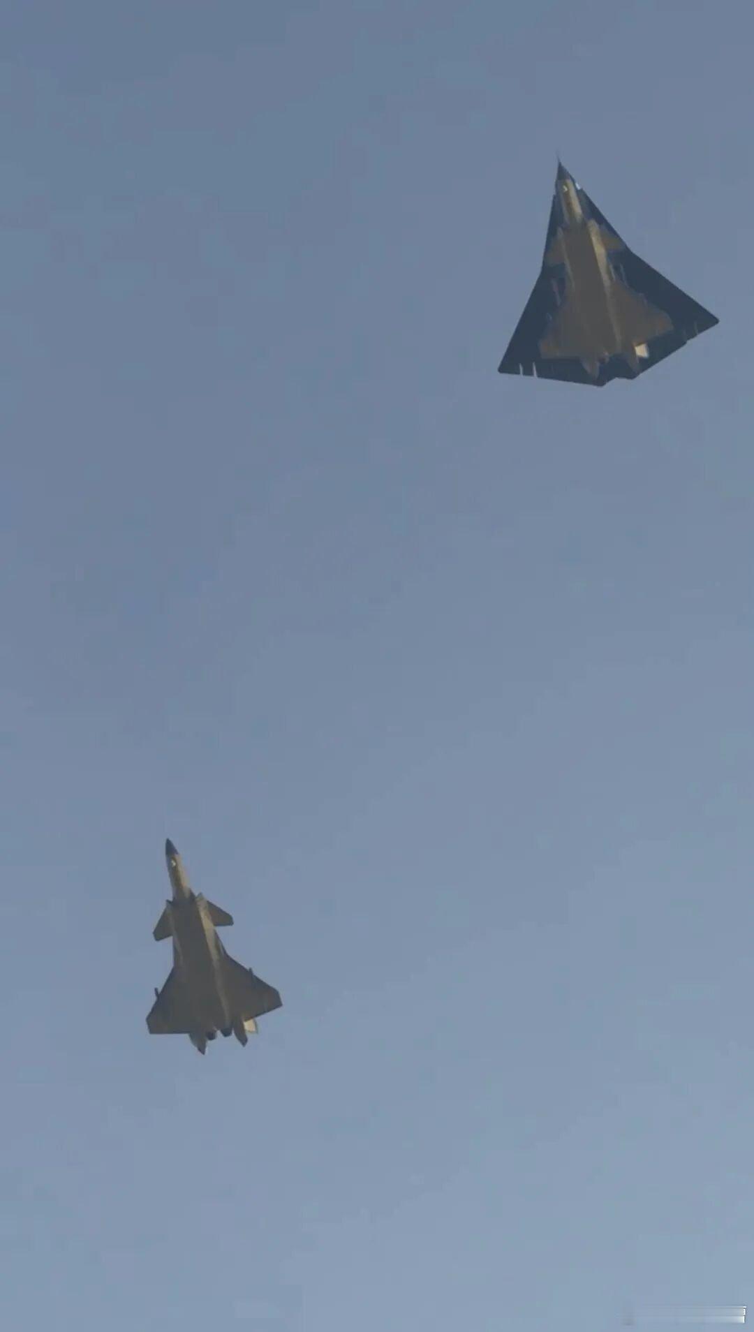 全世界最大的重型五代机在歼36面前也成了小不点歼20最大起飞重量37吨，歼36超