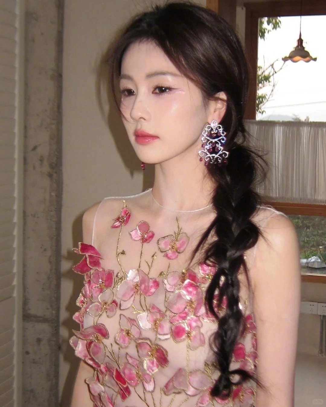 白鹿浙江跨晚造型看到李青月出现在跨晚造型方案里，瞬间对浙江跨晚期待值拉满！白鹿