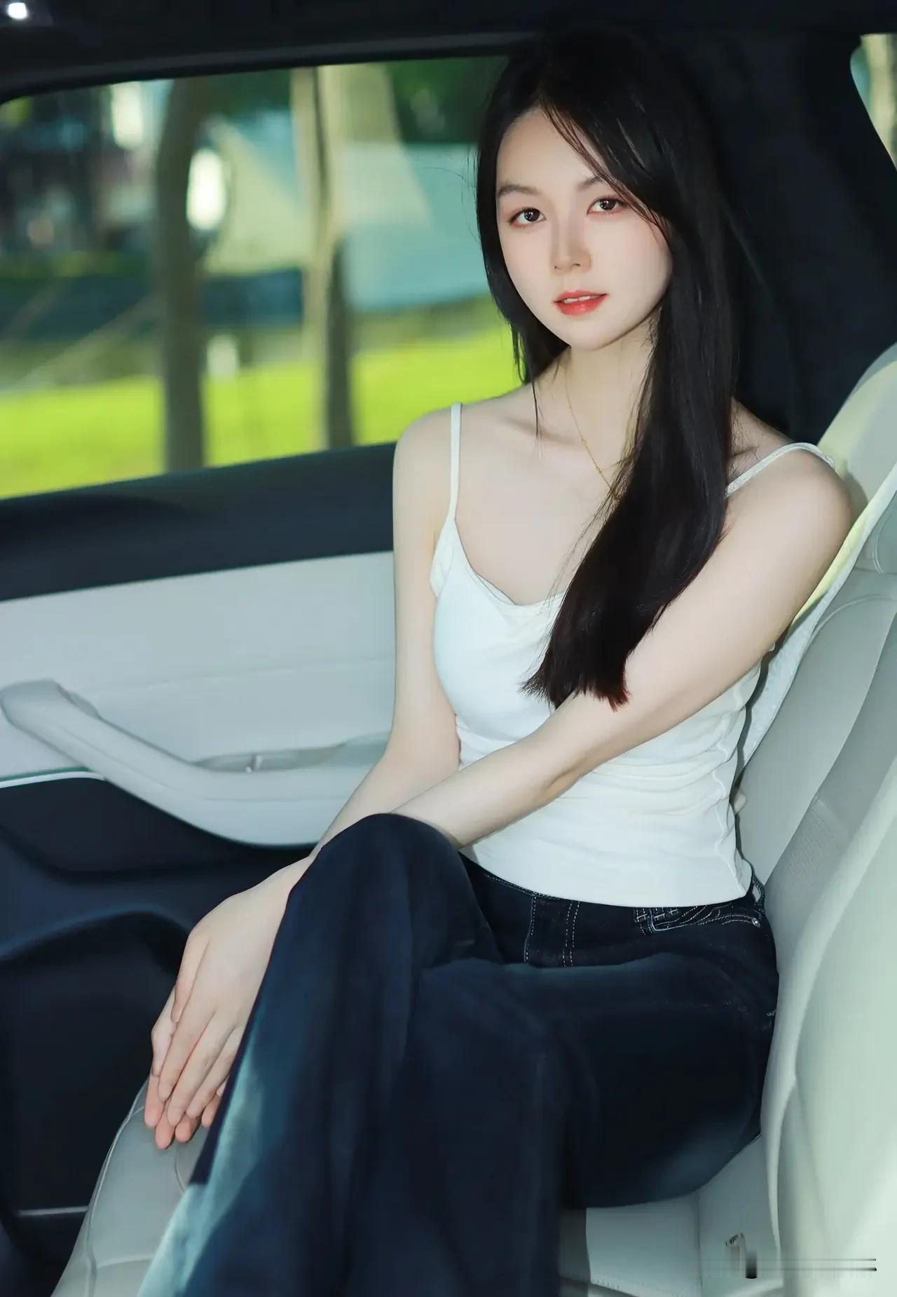 车内时光，每一帧都是故事。调整座椅，找到最佳角度，窗外风景与车内光影