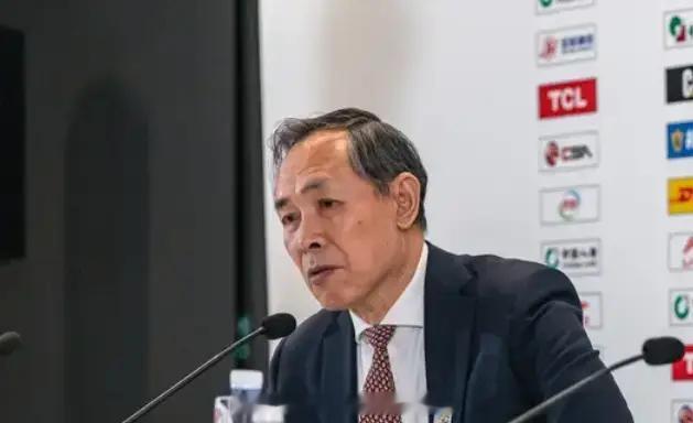 人员太充足也是一种烦恼，许利民在球队输球之后出席新闻发布会：阵容搭配我觉得人多就