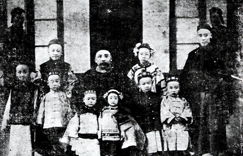 1907年，72岁慈禧看上袁世凯的17岁儿子袁克文。她问袁世凯愿不愿意把儿子留给