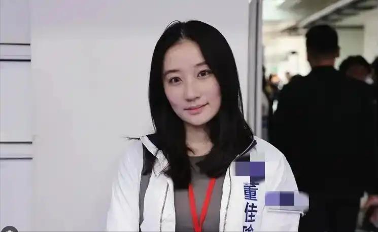 郑丽文率国民党14人代表团访陆，团队里最受关注的莫过于30岁的国际事务部主任董佳