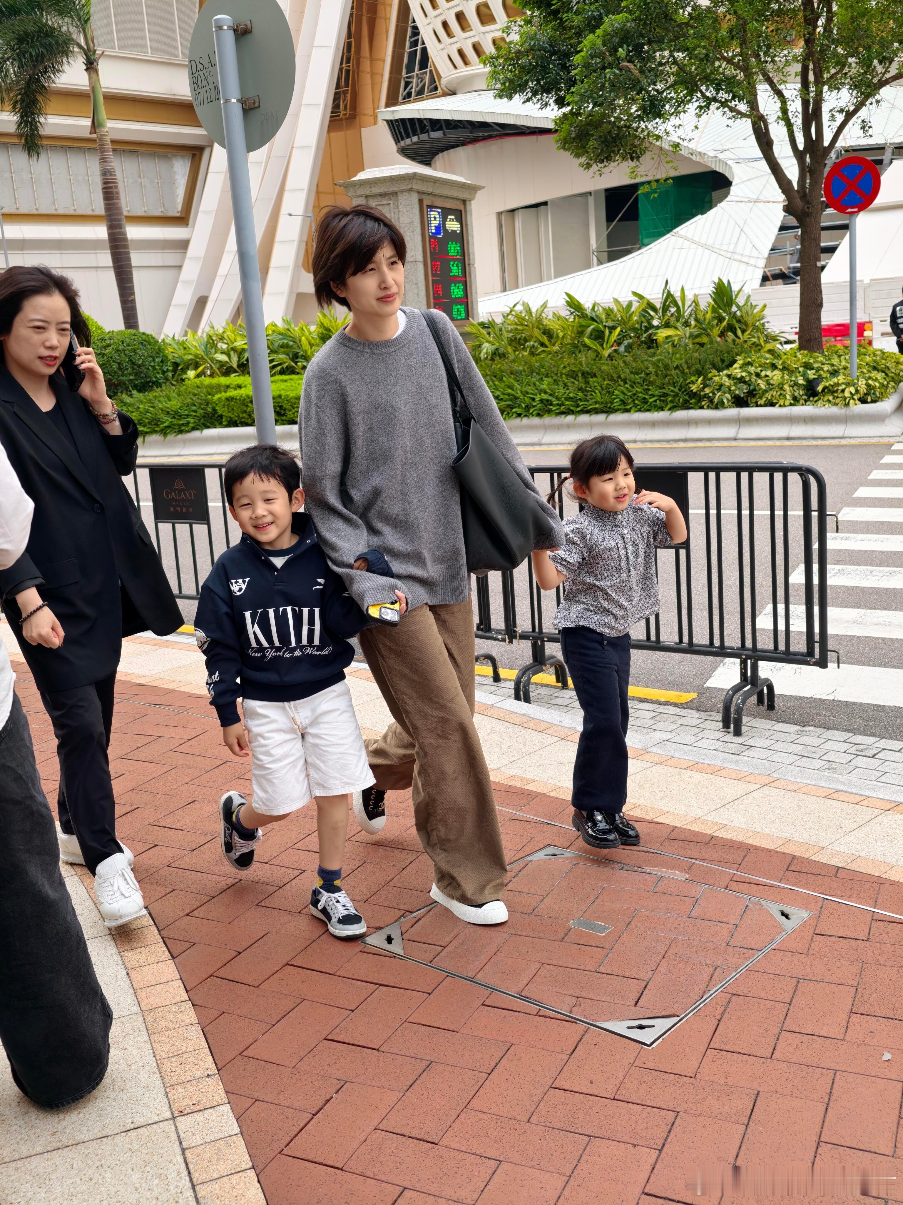 感觉许昕老婆是很有审美的一个人。自己和孩子都收拾得让人感觉很舒服