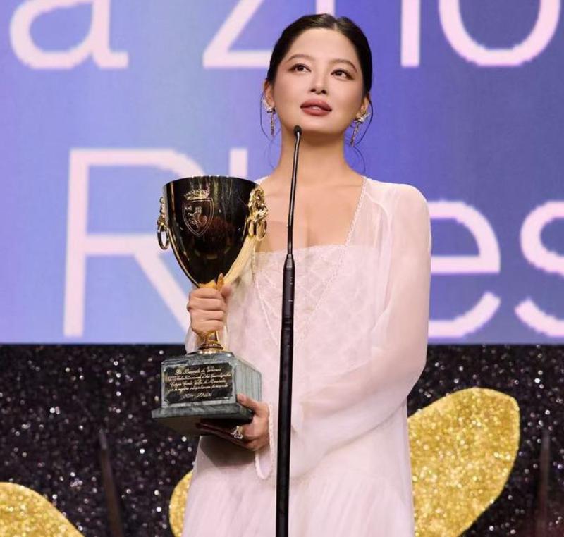 辛芷蕾获得威尼斯影后突然与前经纪人梁婷和解，这个事情非常像范冰冰和琼瑶，范冰冰当