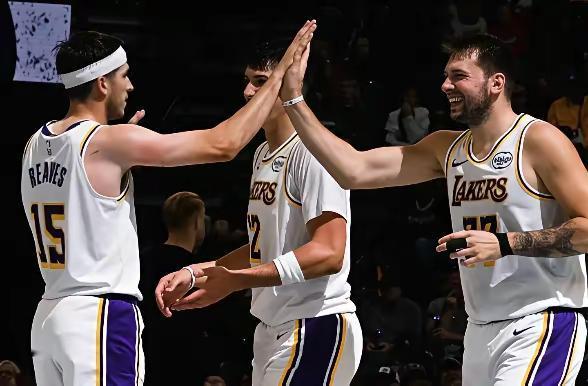 詹姆斯现在好尴尬，是复出呢还是不复出呢……？没有詹姆斯，湖人如今取得5胜2负