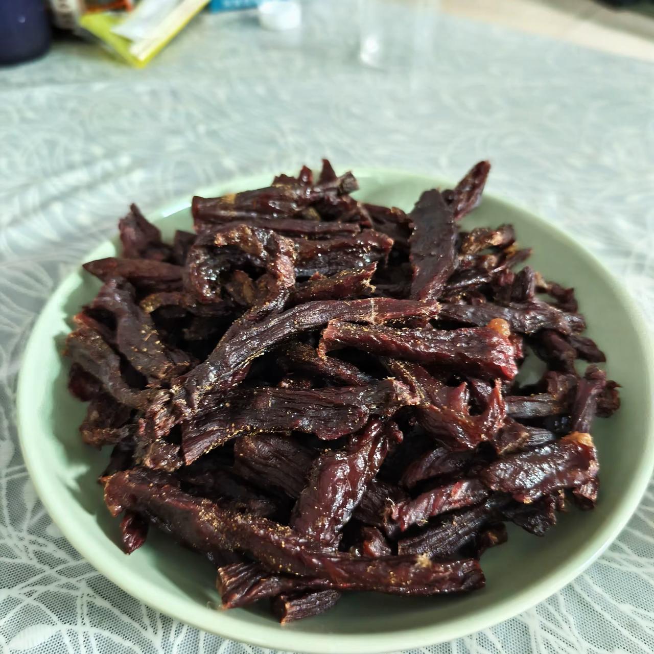 怎么做牛肉干，看着好吃又香？简单两步走，自己在家做美食！第一步买鲜牛