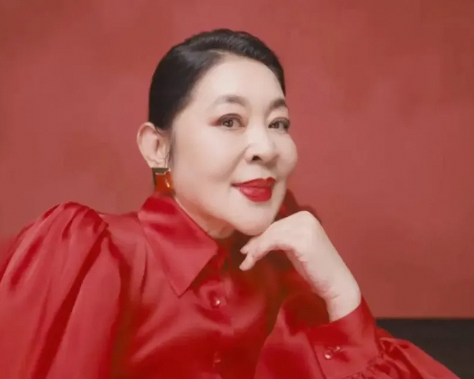 66岁倪萍近照大变样，暴瘦后面容引争议