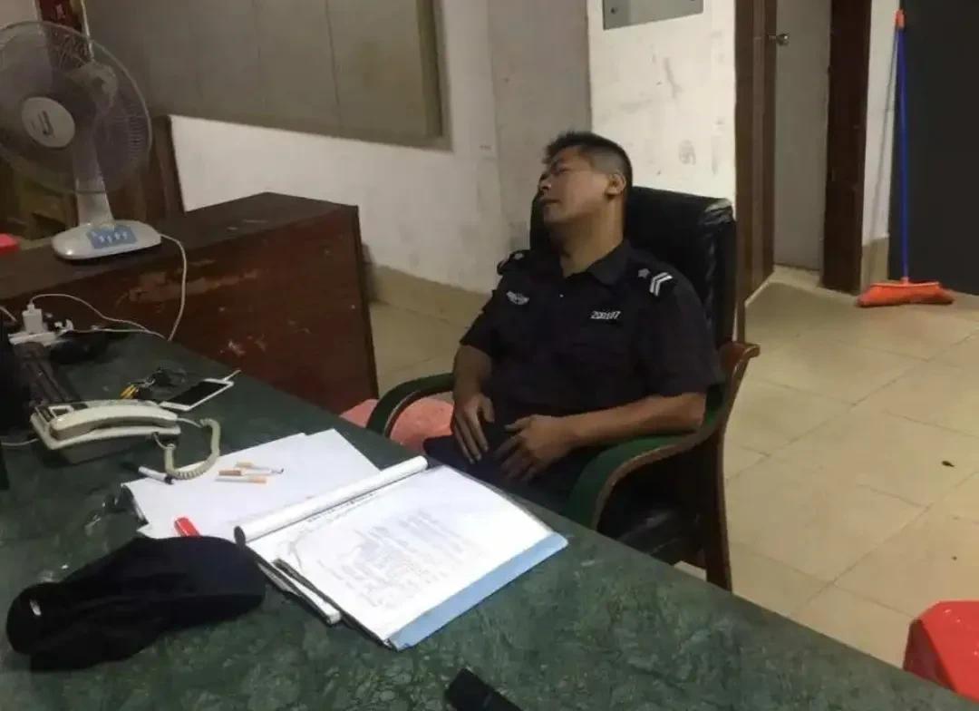 保安的夜班最难熬的其实就是2点到5点之间，这是最困的时候。能熬过这个时间，基本上