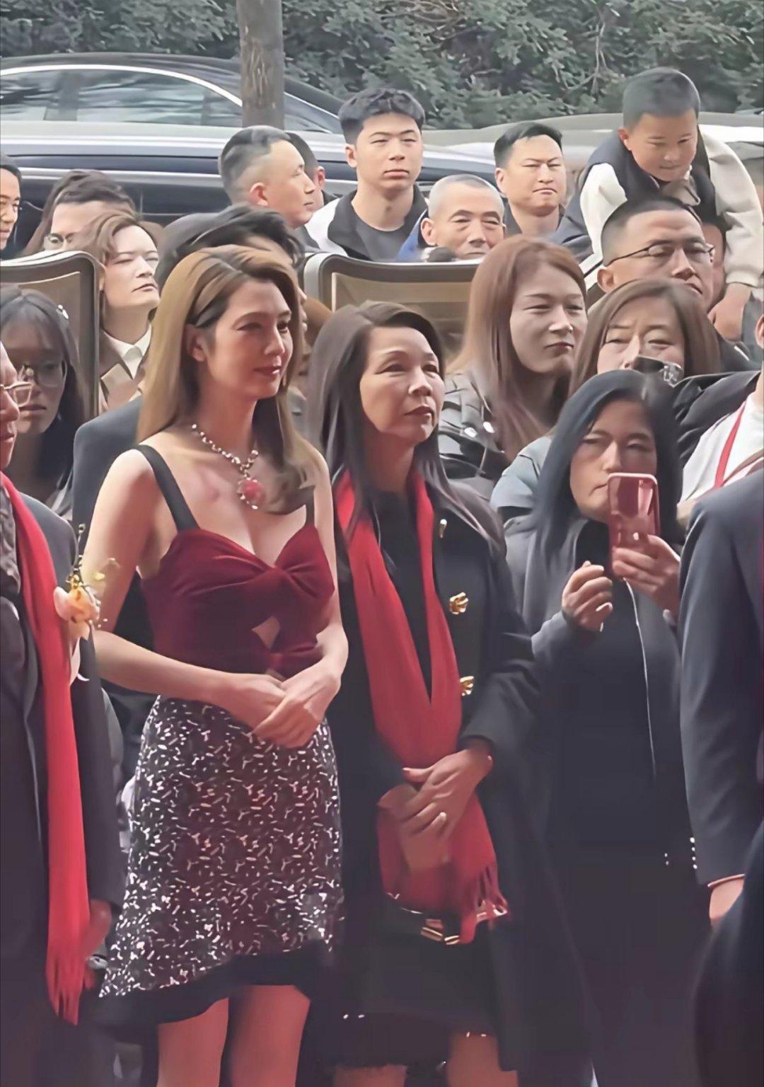 55岁的洪欣近日在福清寒冷天气中，以一袭低胸吊带配超短裙亮相，引发热议。不少网友