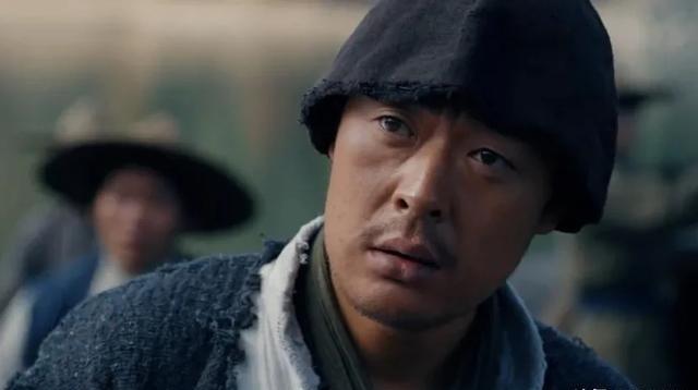 1946年，一交通员在路上遇到一支送殡的队伍。他见这群人大冬天的脚上还穿着露脚趾