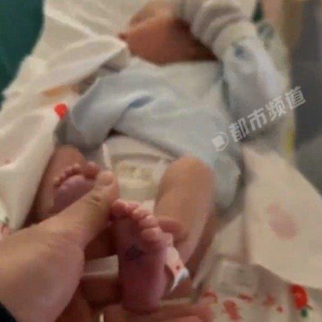 最近浙江有位宝爸在陪产时，拎着支猪肉记号笔冲进产房，非要给刚出生的宝宝做标记，还