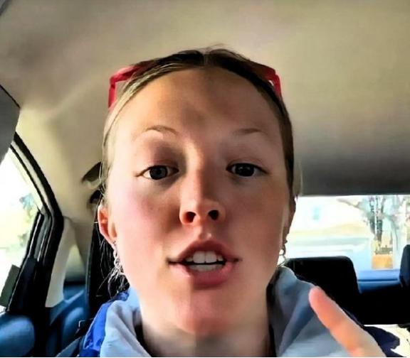 有个美国姑娘曾把天给捅了个窟窿。她在网上直接开麦：我就不懂了，为啥在美国，成年人