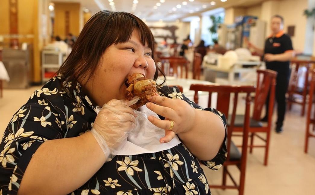 太寒心！某地一名女子嫌自己太胖，铁了心减肥，连续两个月三顿饭几乎只吃蔬菜、鱼肉和