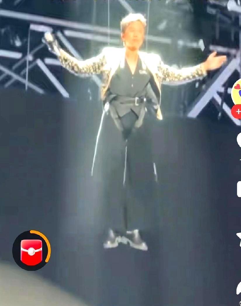 我终于明白，为啥歌手开演唱会能连唱几小时了。直到我看见邓超吊威亚的照片，裤