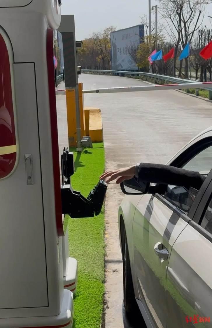 四川高速惊现“无人收费亭”？机器人递卡、ETC提前抬杆今年春节不少开车经过