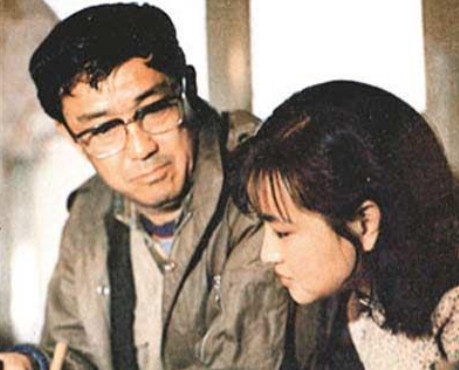 2008年，谢晋导演去世留下孤儿寡母无人照料，刘晓庆提着一袋子现金塞到了师娘徐大