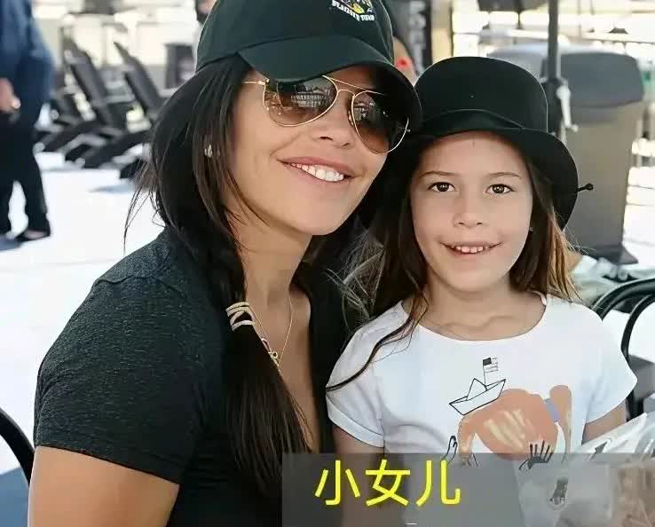 桑切斯三个孩子，只有老二长得才像她，其他两个孩子长得都像父亲。不过她这三个孩子中