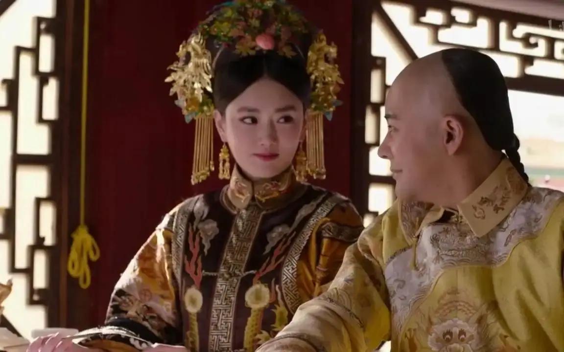 1752年，乾隆趁傅恒在外打仗，偷偷的将傅恒夫人召入宫中，他一把抱住傅恒夫人，傅