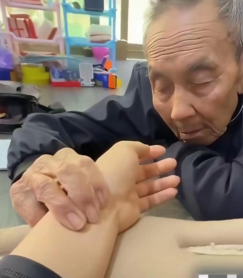 朋友带我开了四个小时的车,慕名而来,拜访一位老中医,没想到老中医给我把脉以后,十