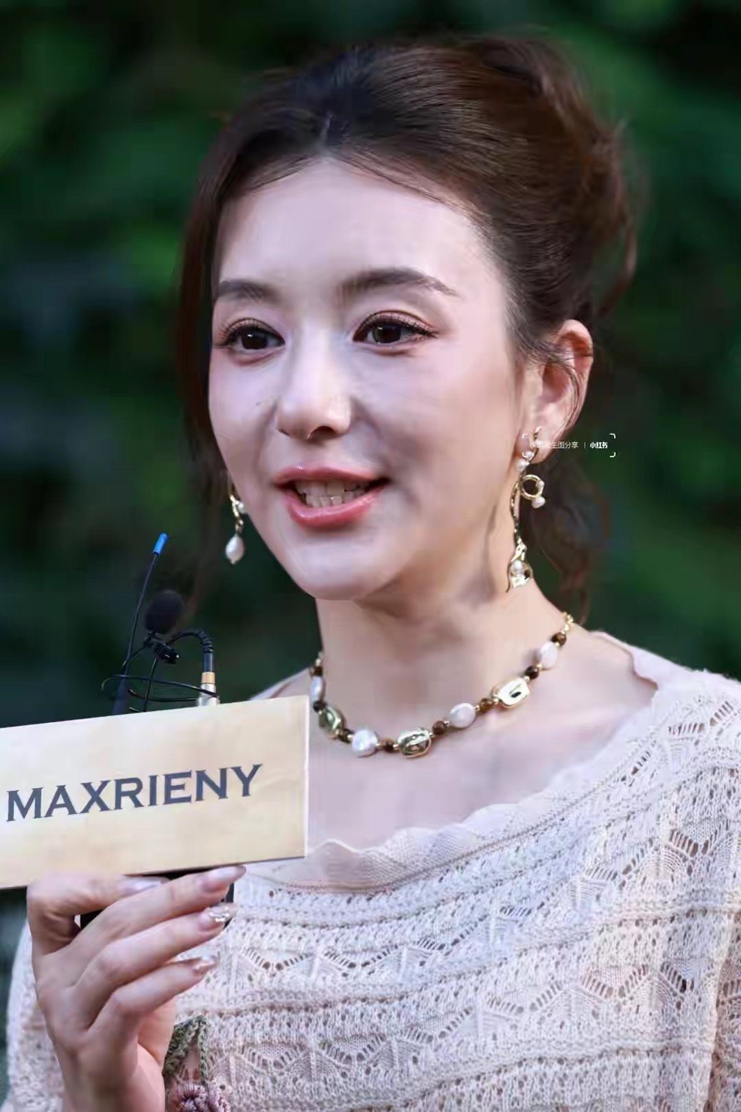方媛活动生图曝光！脚背皮肤褶皱，法令纹沟壑深，女神还是老了​