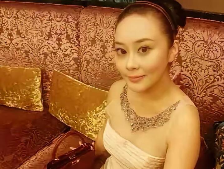 2014年，重庆永川女主持陈霞深夜被歹徒挟持，她跪地哀求：“我伺候你，饶我性命！