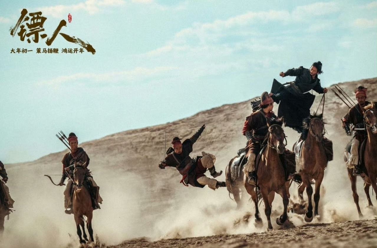 镖人剧照质量吴京这组镖人剧照帅炸！黄沙里自带武侠气场，血性与侠气全写在眉眼间，刀