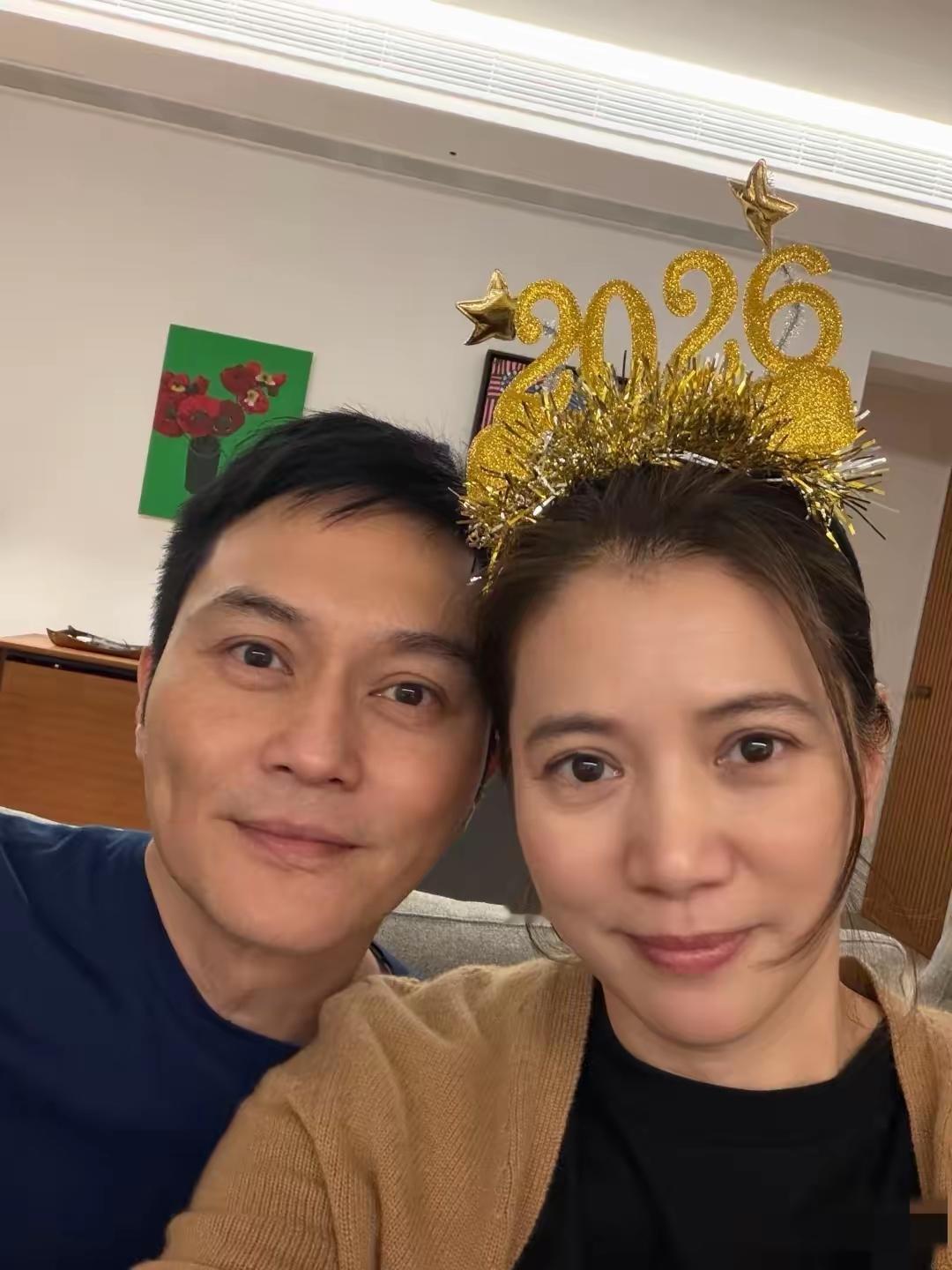 好真实呀！张智霖和袁咏仪这对夫妻，2026年的最新合影，完全没用一点美颜滤镜，实