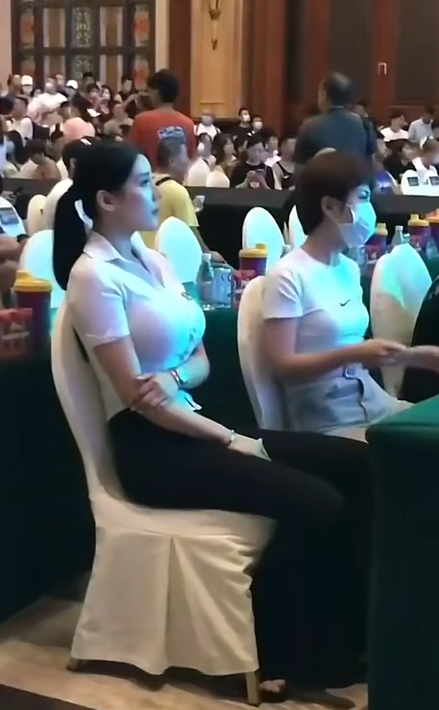 这是让旁边大姐找啥呢？？？