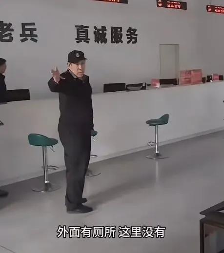 拄着拐杖的老兵，站在情系老兵的标语下，连厕所都进不去...这画面，扎心了！4