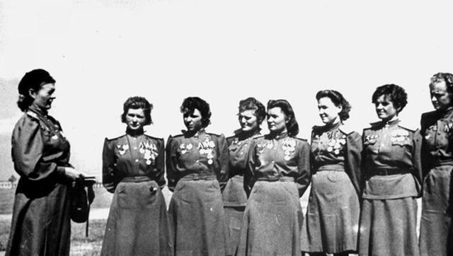 1943年，两名苏联女飞行员，驾驶轰炸机轰炸德军时，被高炮击中，前座飞行员牺牲，