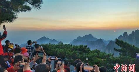年轻人，为何光旅游不花钱了？国庆文旅数据揭榜：国内出游8.26亿人次，总花费73