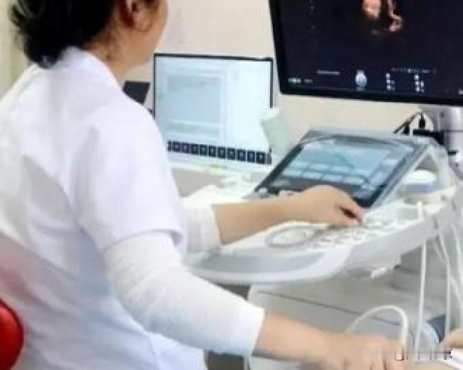 医院里，一位女士做CT时大夫让她稍微掀高衣服但几次调整后大夫仍不太满