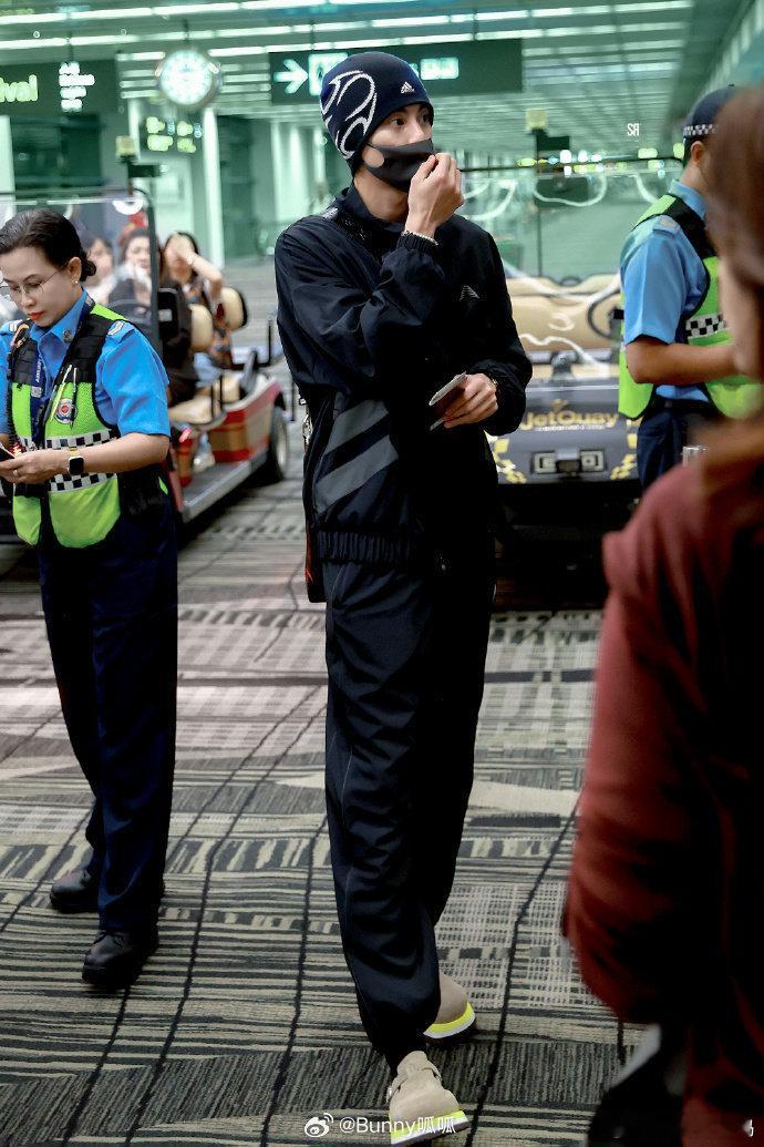 王鹤棣气场出鞘黑系穿搭天花板非王鹤棣莫属，气场出鞘氛围感拉满，每一帧都帅气到犯规