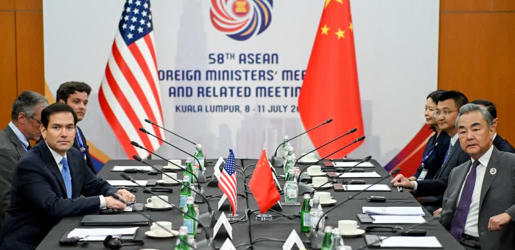 美国要尴尬死了，盼了半年的会面，鲁比奥见到王毅时却连张握手合影都没捞着，特朗普派