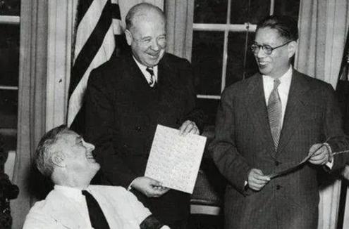 1933年，宋子文从国外开完会回到南京，翻查国库账目时发现，蒋介石为了围剿红军，