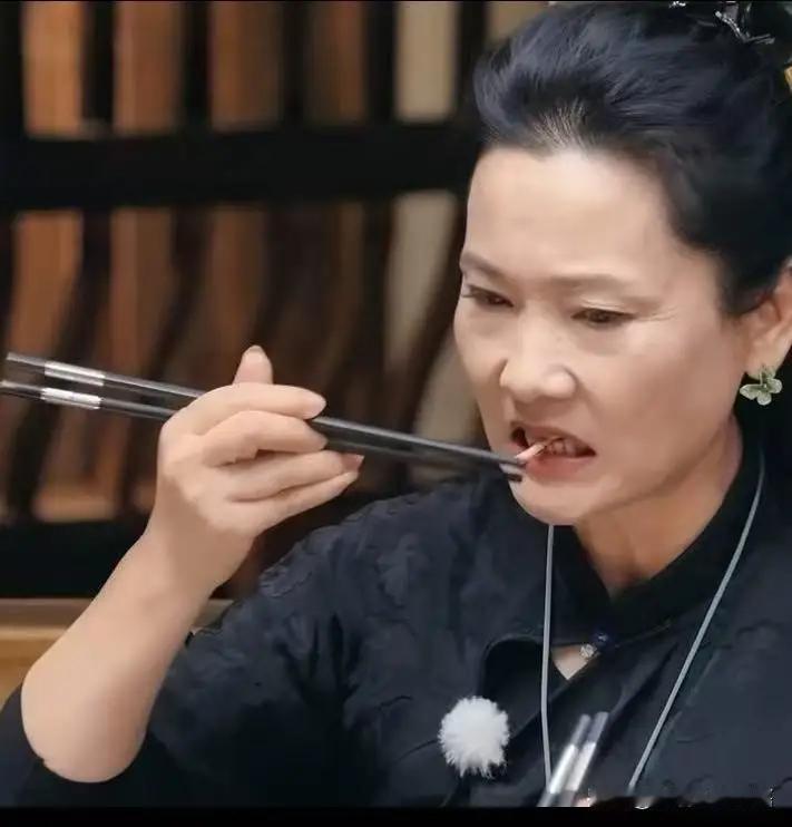 这件事发生在贵州的一档节目录制现场。面对何赛飞的困惑，宁静解释这不是草根，而是叫