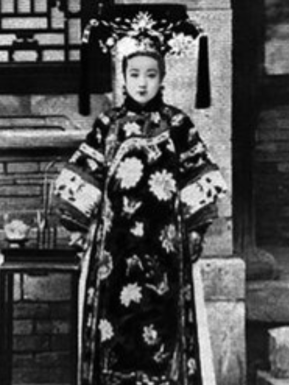 1894年的一天，几个太监不顾珍妃的挣扎，将她放到刑凳上，其中两名太监将她的肩头