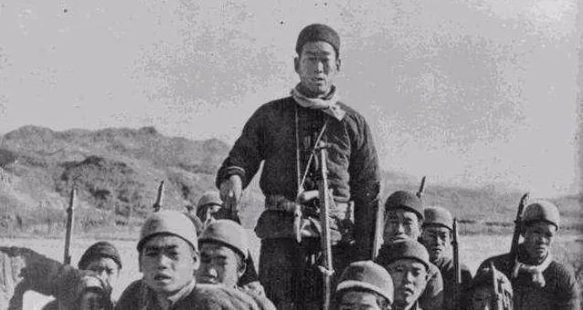 1939年，五名游击队员吃饭时，突然听到门外有响声，谁知刚开门一个鬼子扑面而来，