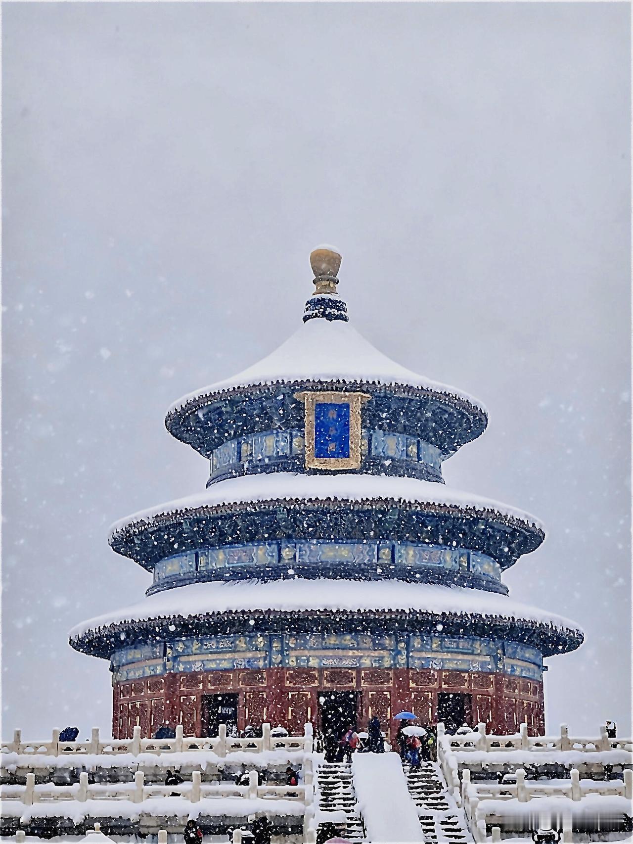 雪落天坛！这美到窒息的中式浪漫这一刻下雪的天坛，美哭了白雪压着祈年殿的飞檐，