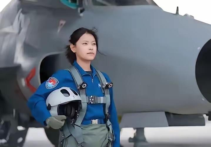 格桑白珍格桑白珍，女，藏族，2000年出生，中共党员，中国空军第12批女飞行