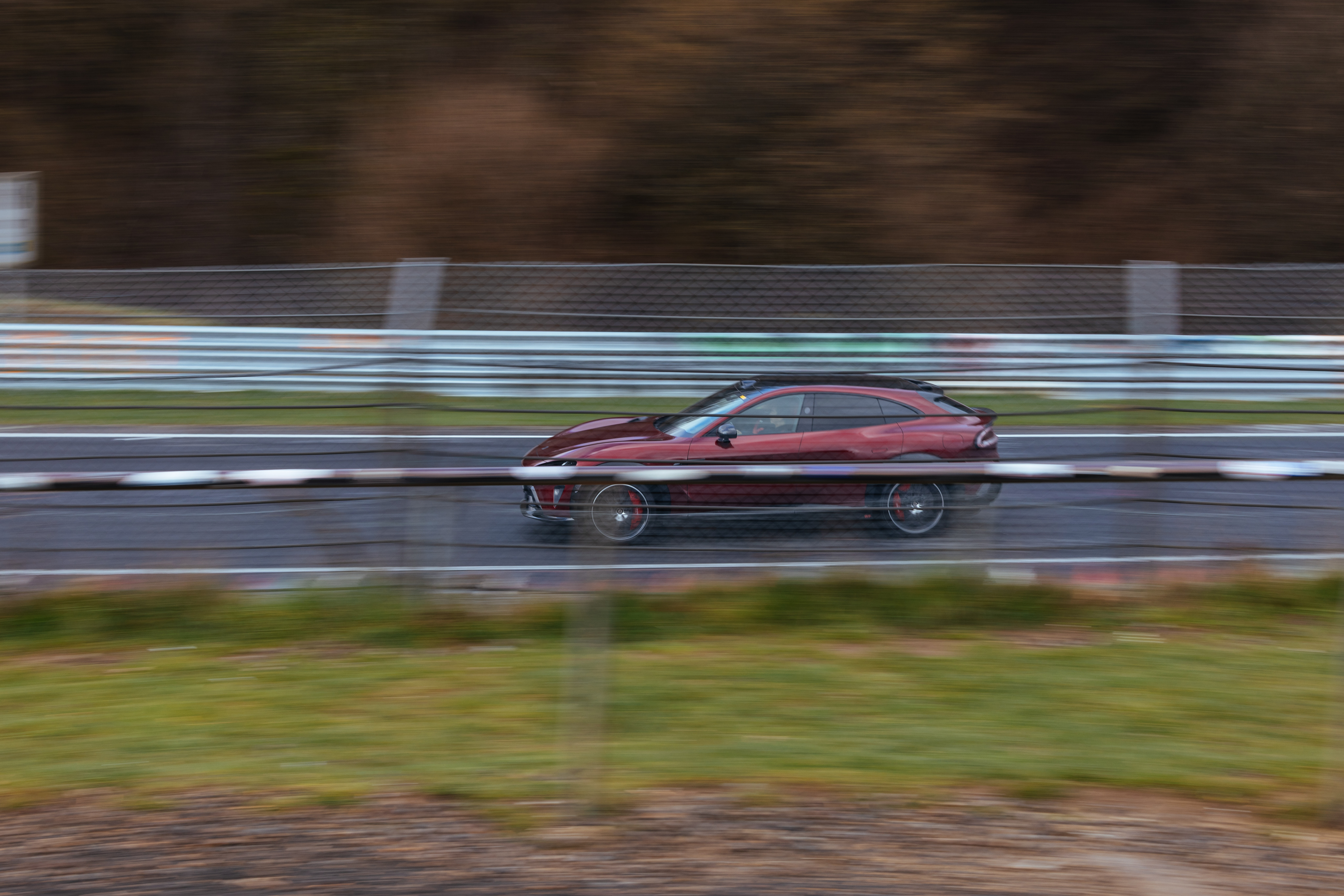 纽北里的一抹中国红！讲真在高速抓拍的镜头下，小米YU7GT的每一帧都像壁纸。感