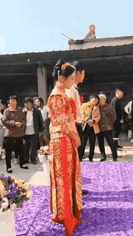 这是抢来的媳妇吗？不情不愿的，面无表情，像个木头一样站在那里，看着就窝心。结婚