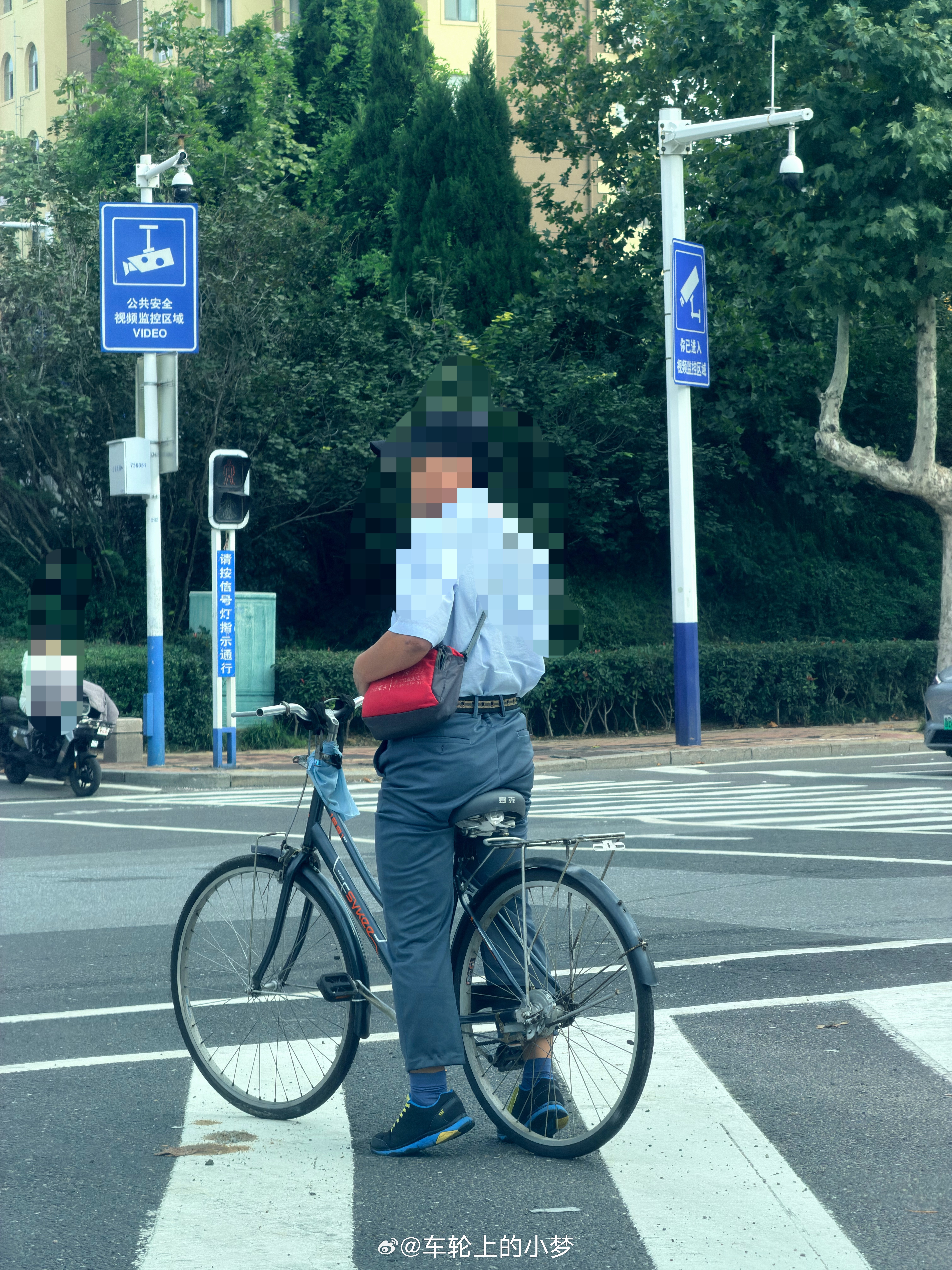 自行车骑得感觉好别扭[思考][思考][思考]​​​