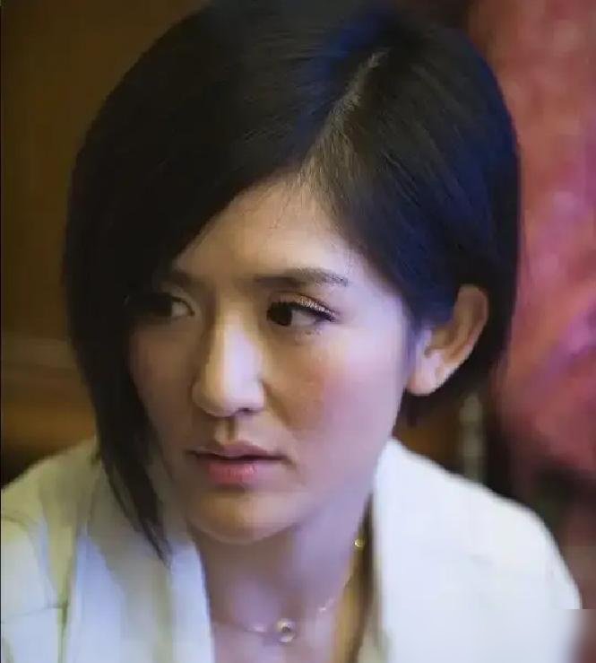 谢娜这个三万块的梗，隔几年就被翻出来一次。很多人只记得她贪便宜，还钱还少了，被包文婧追着要账。但完整