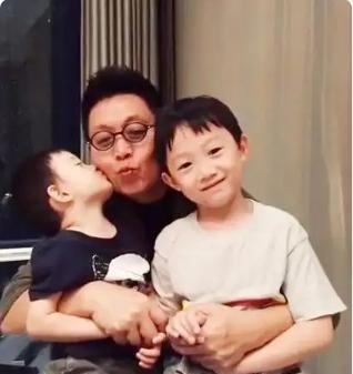 王为念泪目：我不跟前妻复婚，儿子终于懂我了。主持人王为念与原配育有独子王奥，王奥