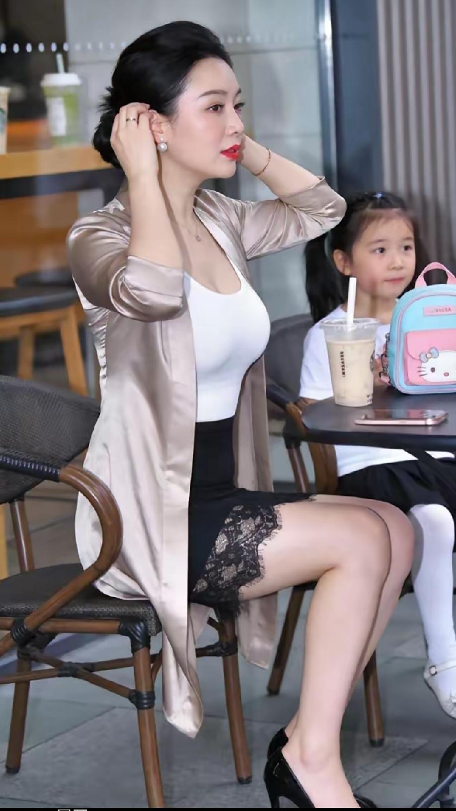 同是外婆与外孙女同框，差距怎么这么大呢？！这也许就是所谓的城乡差别吧！