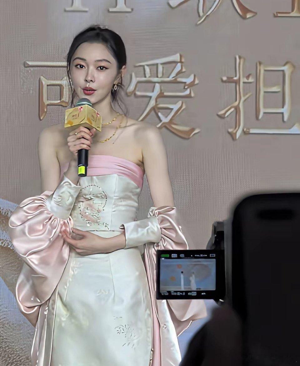 37岁的宋轶瘦成这样真的有美感吗？近日，宋轶现身南京参加活动，当天穿着浅绿底带