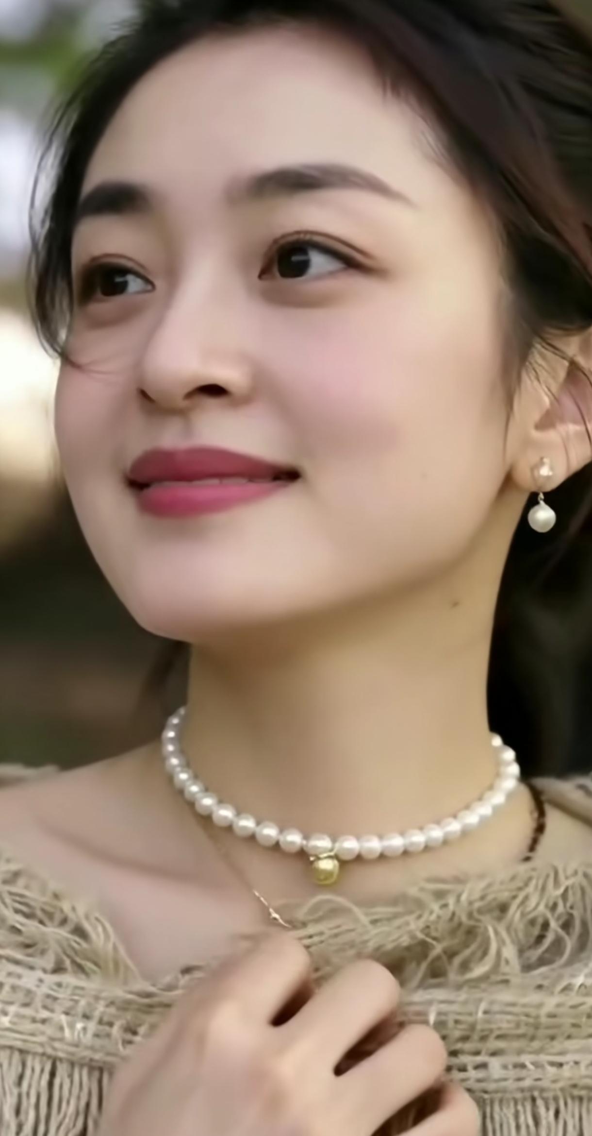 珠光玉色映娇颜，风姿绰约似仙仙。分享绝美的美女照国色天姿美女照气质红妆女子