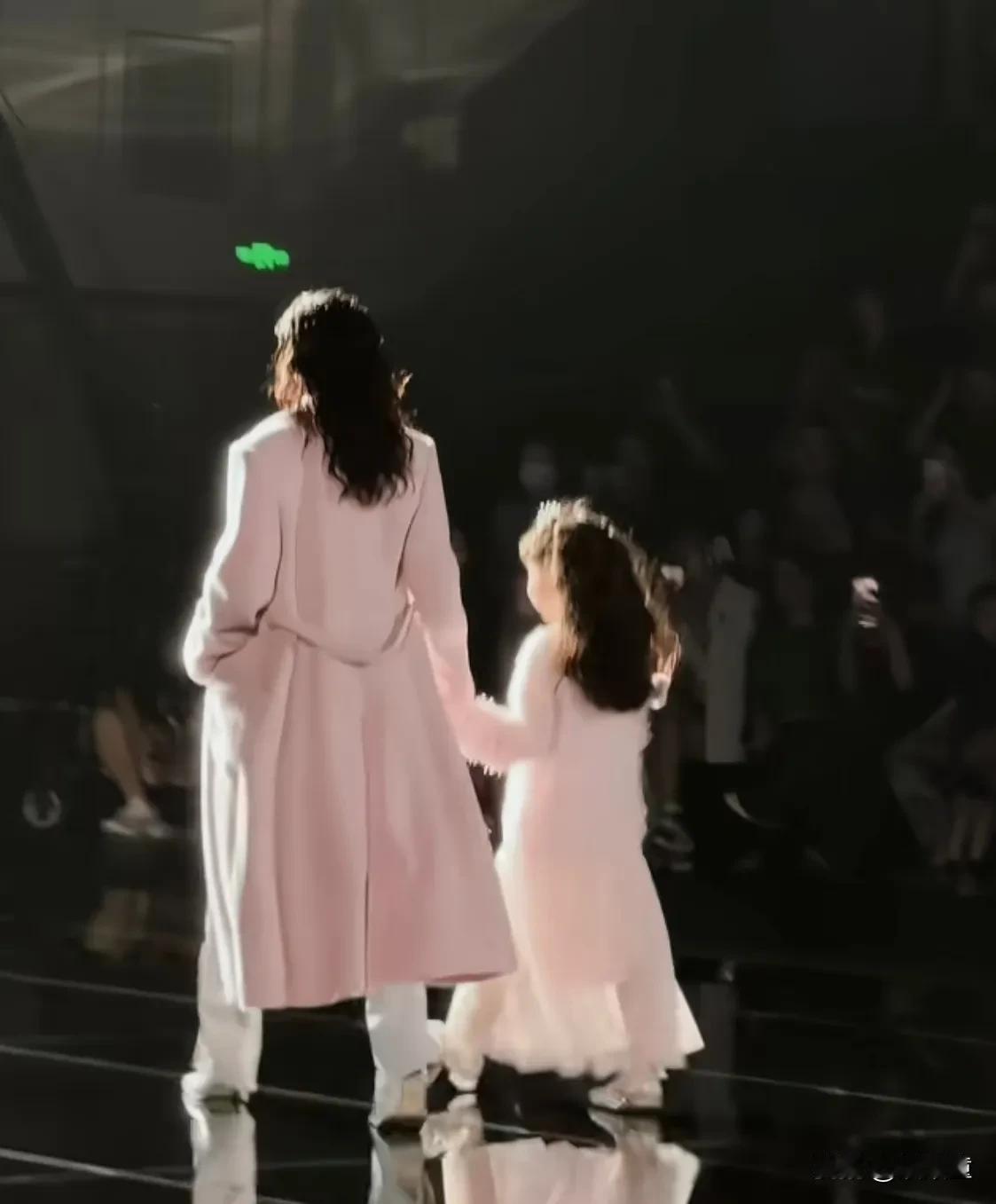 李小璐真让人看不透！董璇、李小璐、杜若溪和女儿一起走秀！别人都把女儿打扮成小